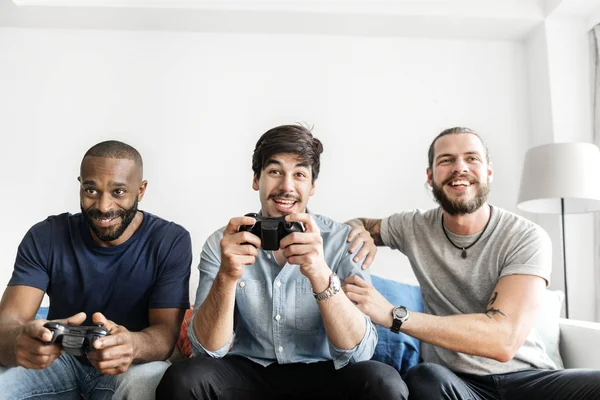 Manliga Vänner Spelar Videospel Tillsammans — Stockfoto