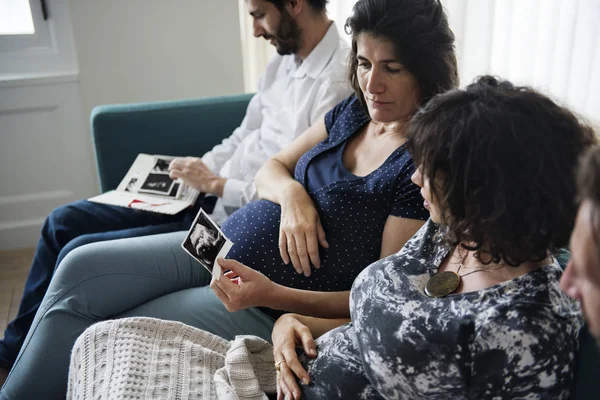 怀孕支持小组 Meetup 在一所房子里 — 图库照片