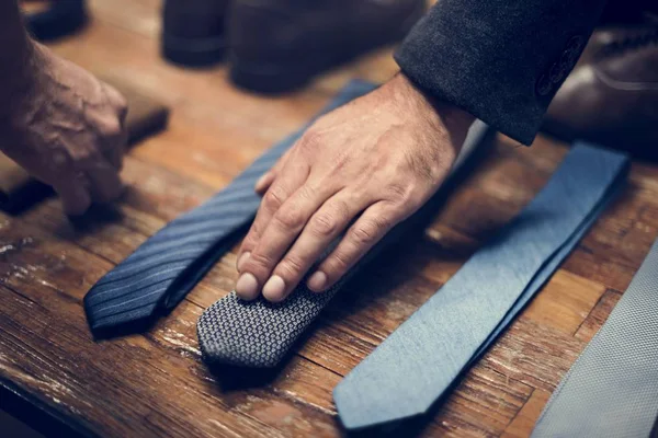 Mężczyzna Pracujący Sklep Detaliczny Tkaniny — Zdjęcie stockowe