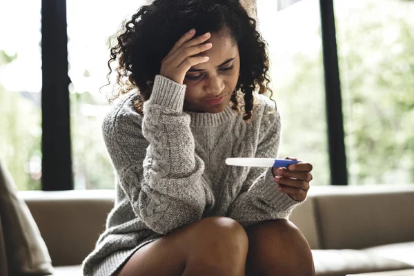 Mujer Con Una Prueba Embarazo —  Fotos de Stock