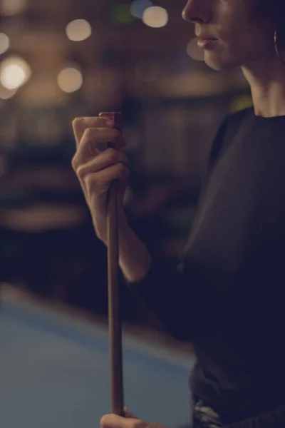 Mujer Jugando Billar Bar — Foto de Stock