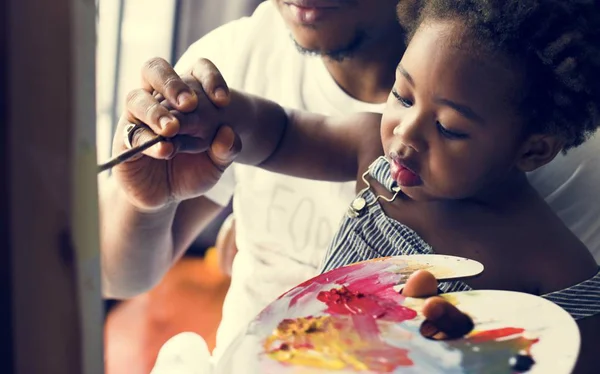 非洲血统爸爸教他的孩子如何画画 — 图库照片