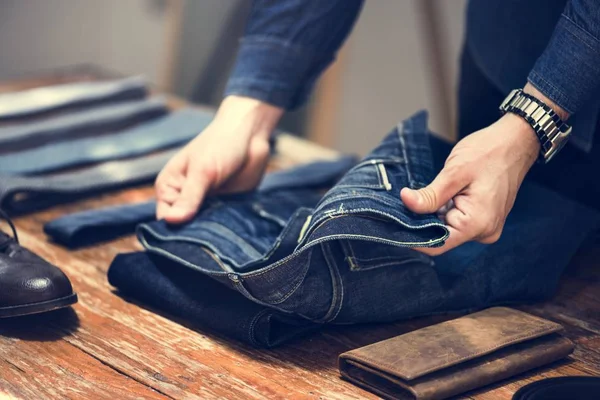 Mann Faltet Jeans Geschäft — Stockfoto