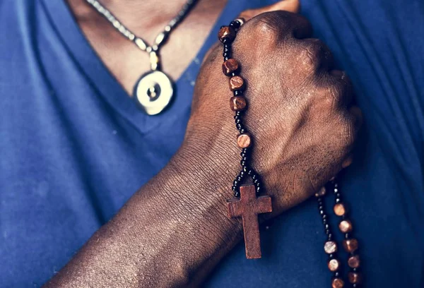 Africano Uomo Preghiera Tenendo Croce Legno — Foto Stock