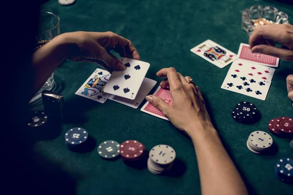 Mujer Jugando Póquer Mesa Con Fichas Casino — Foto de Stock