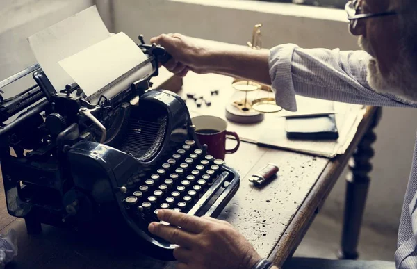 Fechar Mãos Mudando Papel Máquina Escrever Vintage — Fotografia de Stock