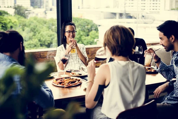 Verschillende Vrienden Met Maaltijd Samen Het Restaurant — Stockfoto