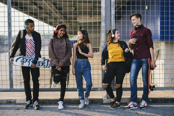 Grupp Skolan Vänner Utomhus Livsstil Och Fritid Musik Koncept — Stockfoto