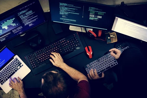 Widok Góry Hakerów Ludzi Pracy Komputerze Cyber Crime Kod — Zdjęcie stockowe
