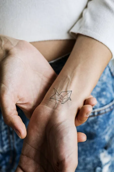 Detailní Záběr Tetování Zápěstí Ženy — Stock fotografie