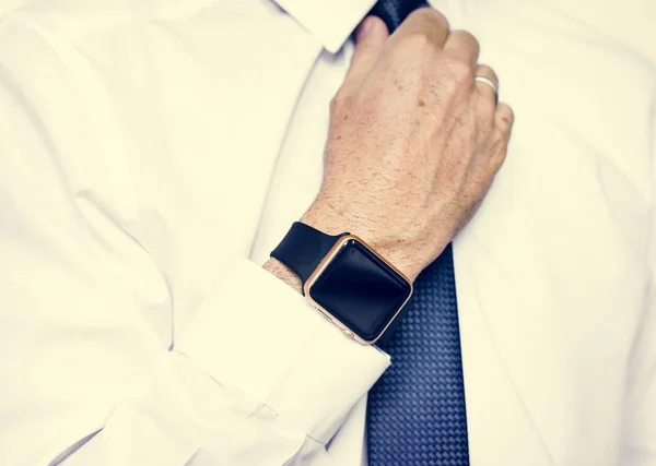 Mano Con Smartwatch Ajustar Corbata — Foto de Stock