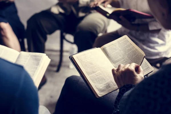 Együtt Biblia Olvasásával Emberek Csoportja — Stock Fotó