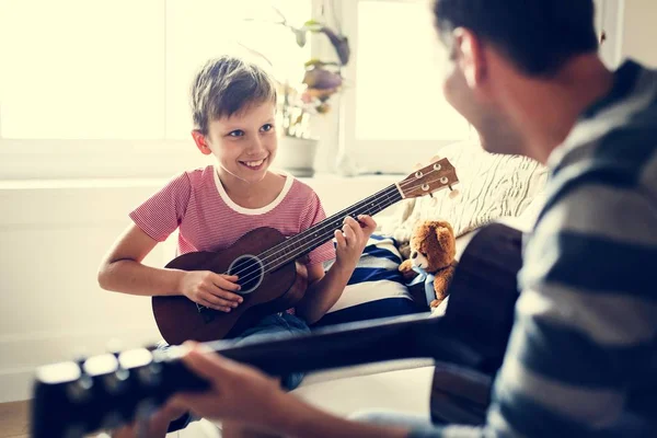 Niño Tocando Guitarra — Foto de Stock