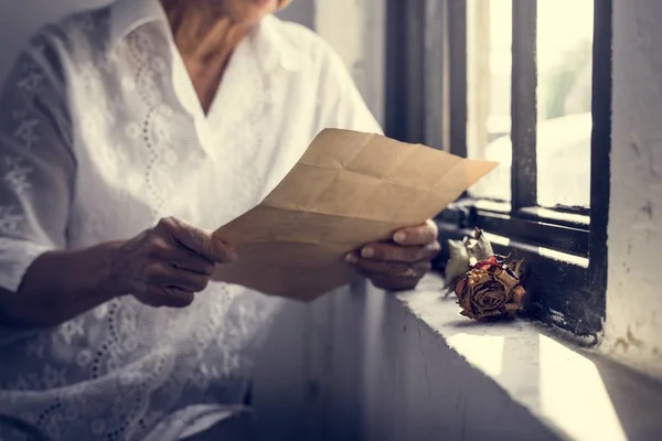 Ηλικιωμένη Γυναίκα Της Ασίας Κάθεται Thoughful Παλιά Γράμματα Στα Χέρια — Φωτογραφία Αρχείου