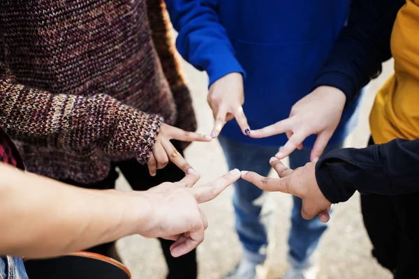 Grupo Amigos Usando Dedos Para Formar Forma Estrela Trabalho Equipe — Fotografia de Stock
