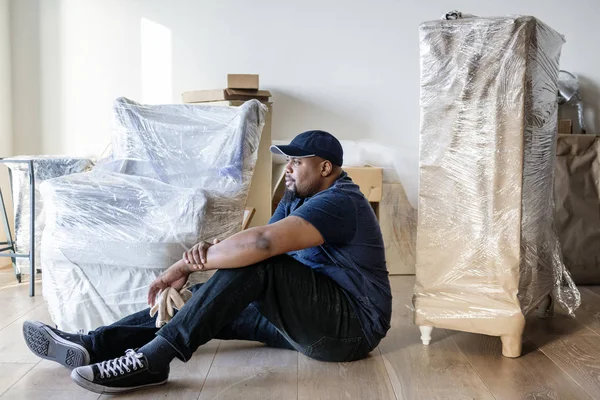 Afrikansk Man Rörliga Möbler — Stockfoto