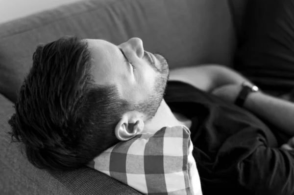 Man Sover Soffan — Stockfoto