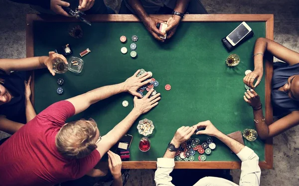 Κάτοψη Του Φίλους Που Παίζουν Στο Καζίνο Πόκερ — Φωτογραφία Αρχείου