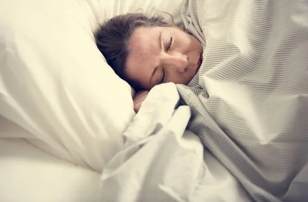 Mulher Branca Dormindo Cama — Fotografia de Stock