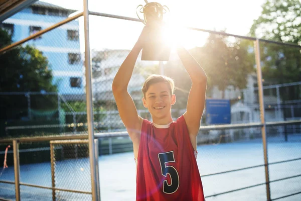 Sportos Ruhákat Feltartotta Trófea Szabadban Kaukázusi Tizenéves Fiú — Stock Fotó