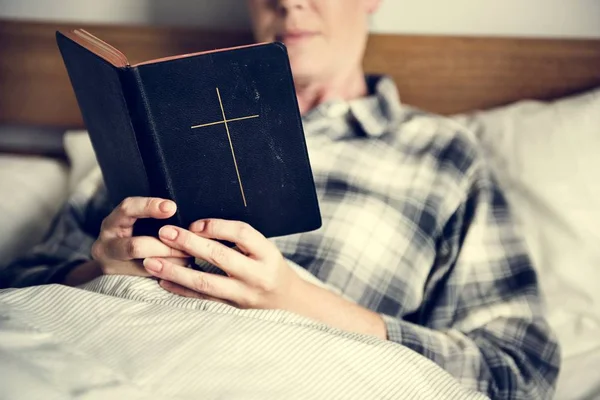 Μια Γυναίκα Διαβάζοντας Ένα Βίβλος — Φωτογραφία Αρχείου