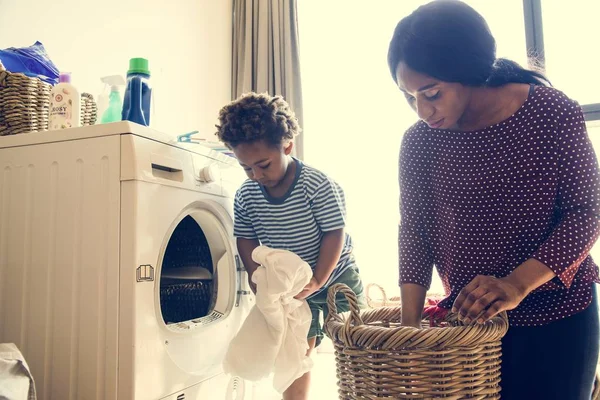 Madre Hijo Haciendo Tareas Domésticas Juntos — Foto de Stock