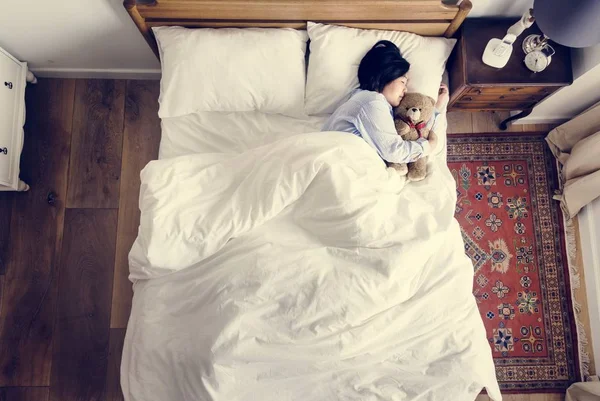 Aziatische Vrouw Slapen Met Een Pop — Stockfoto