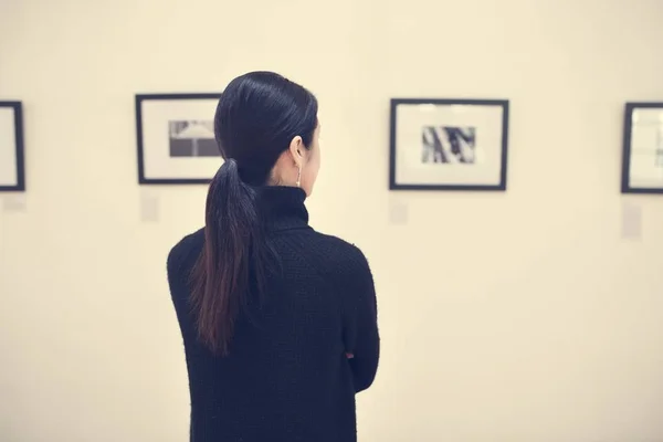 Menschen Betrachten Rahmen Ausstellung — Stockfoto