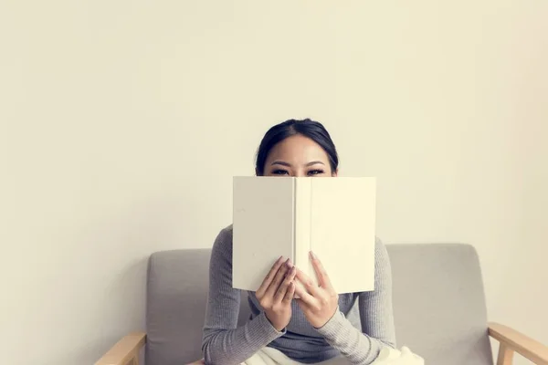 Donna Asiatica Leggere Stile Vita Casa — Foto Stock