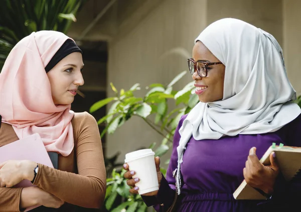 Wanita Islam Mengenakan Jilbab Dan Berbicara Luar Ruangan Sambil Memegang — Stok Foto