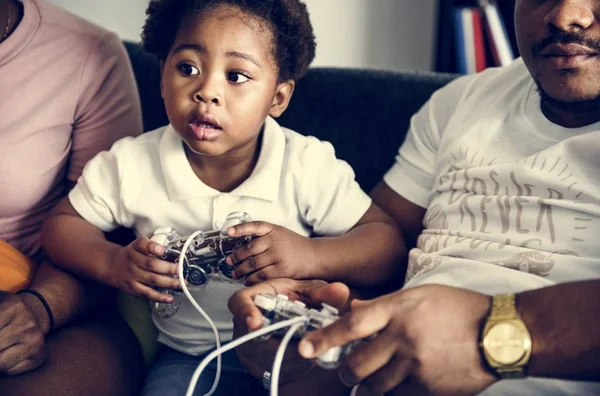 Famille Africaine Jouer Console Jeu Ensemble — Photo