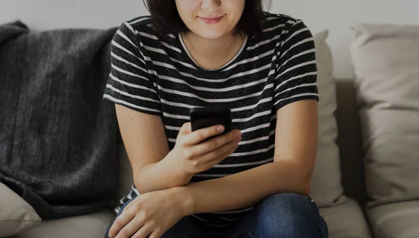 Mulher Segurando Telefone Celular Digitando Mensagem Texto Imagem Cortada — Fotografia de Stock