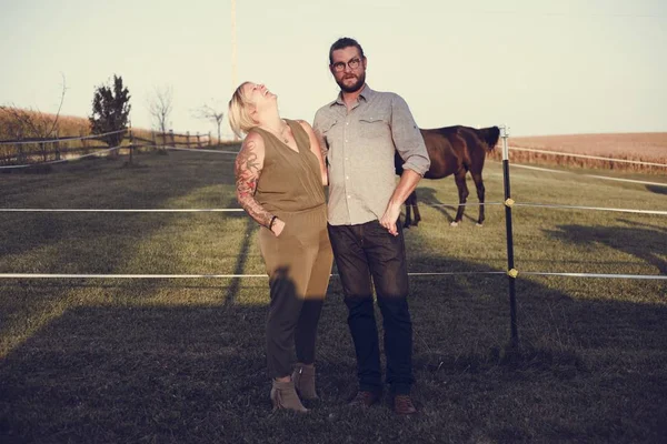 Una Famiglia Caucasica Sta Trascorrendo Del Tempo Fattoria Insieme — Foto Stock