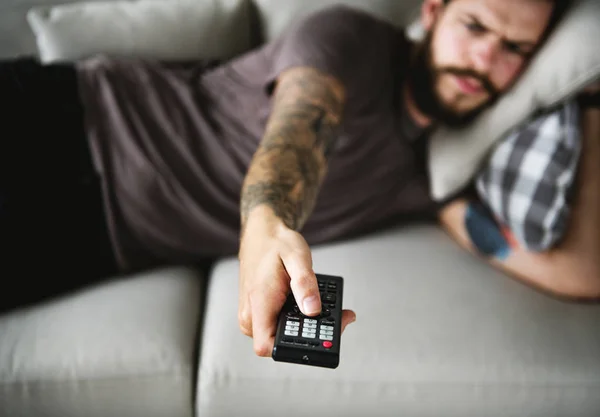 Homem Deitado Sofá Assistindo — Fotografia de Stock