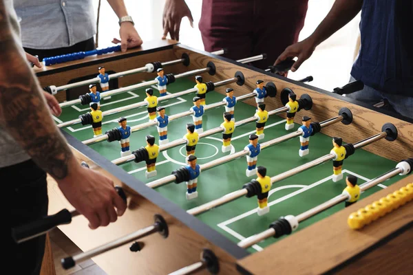 Masa futbolu oynayan insanlar