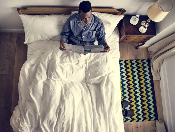 Homem Cama Lendo Jornal — Fotografia de Stock