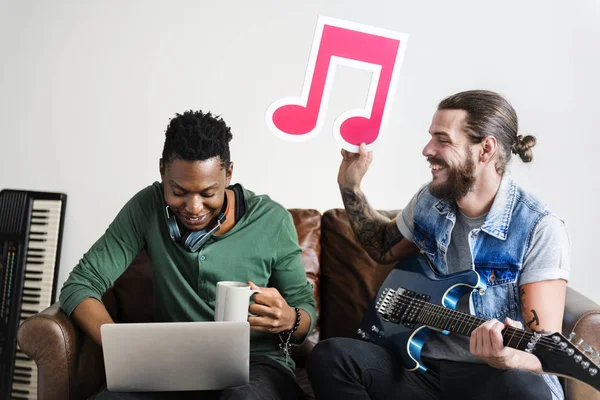 African American Kaukasisch Mannetje Een Songwriting Proces Bedrijf Muzieknoot — Stockfoto