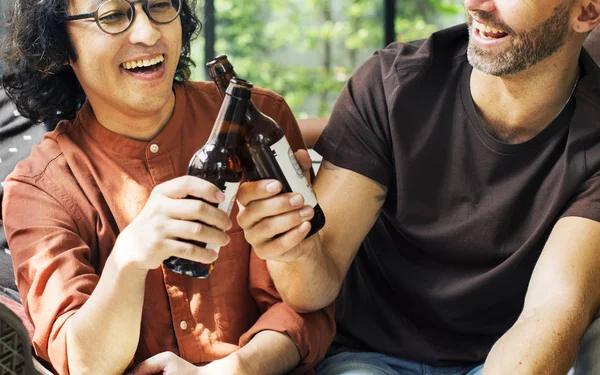 Улыбающиеся Мужчины Друзья Звонят Пивные Бутылки — стоковое фото