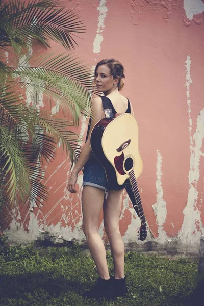 Schöne Gitarristin Mit Gitarrenklassiker — Stockfoto