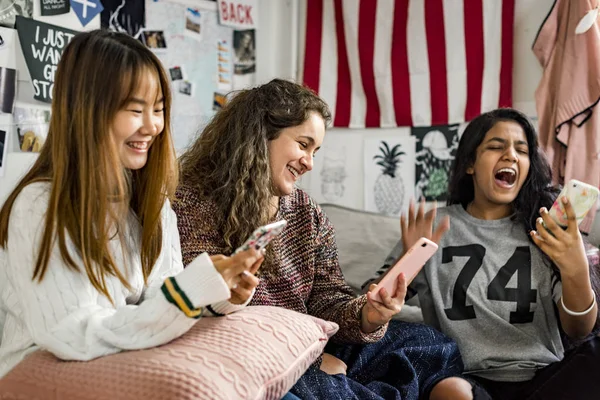 Chicas Adolescentes Usando Teléfonos Inteligentes Dormitorio Internet Fiesta Pijamas —  Fotos de Stock