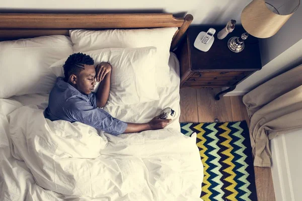 Hombre Que Despierta Por Mañana Con Despertador —  Fotos de Stock