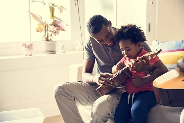 Afrikanska Far Undervisning Son Hur Man Spelar Gitarr — Stockfoto