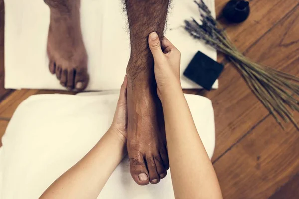 Man Benen Massage Krijgen Spa Salon — Stockfoto