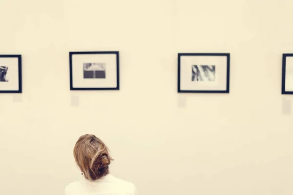 Pessoas Olhando Para Molduras Uma Exposição — Fotografia de Stock