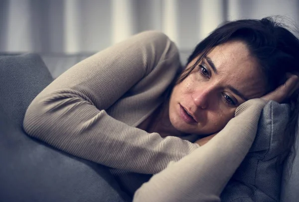 Mujer Deprimida Acostada Sofá — Foto de Stock