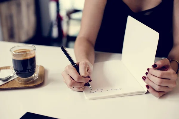 Mãos Escrevendo Uma Nota Caderno — Fotografia de Stock
