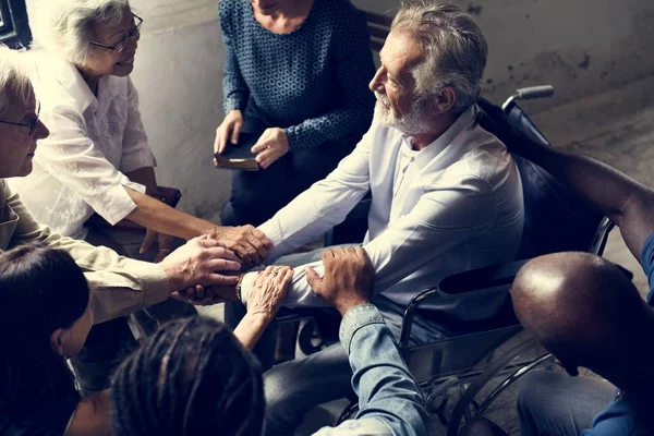 Grupp Människor Uppmuntran Till Senior Mannen — Stockfoto