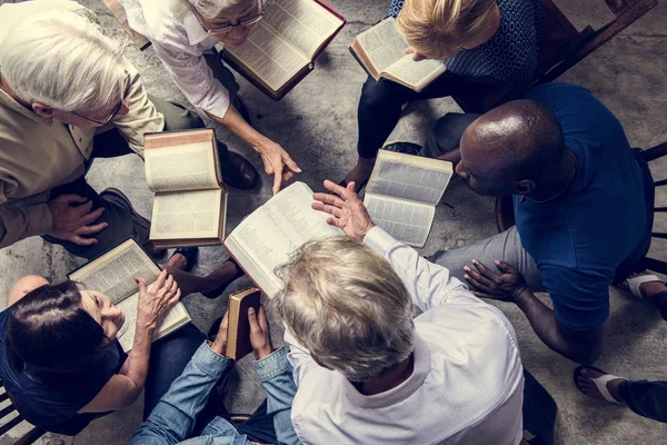 Grupp Människor Som Läser Bibeln Tillsammans — Stockfoto