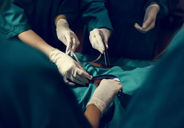 Médicos Fazendo Uma Operação — Fotografia de Stock