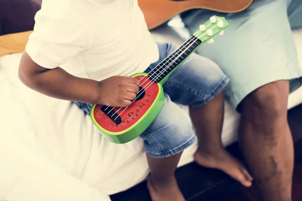Padre Africano Disfrutar Tocando Guitarra Con Hijo Juntos Felicidad — Foto de Stock